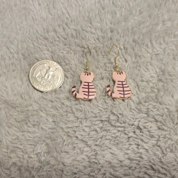 Cats Kittens Tabby Earrings Beige One Pair Gold Tone Fish Hook Dangle E17E - Picture 2 of 3